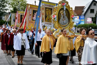 Procesja Bożego Ciała w parafii NMP Matki Miłosierdzia w Oleśnicy [ZDJĘCIA]