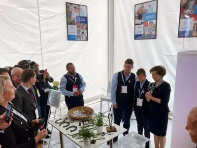 Pani minister z wizytą u młodych kowali z Oleśnicy