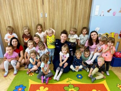 Policjantka z wizytą u przedszkolaków