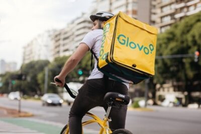 Miejscy kurierzy Glovo dostarczają zakupy i zamówienia z restauracji także w Oleśnicy