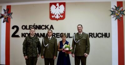 Medal dla pani Marii za wychowanie trzech synów żołnierzy