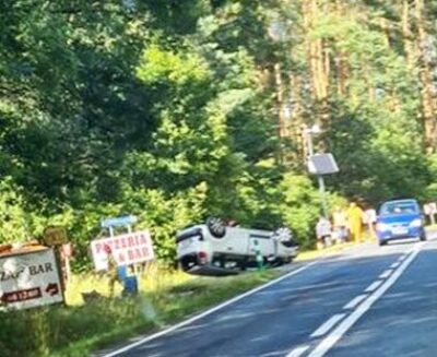 Osobówka dachowała na trasie ostrowskiej