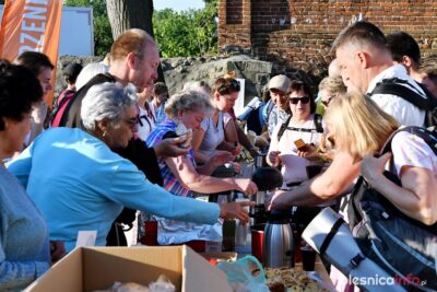Pielgrzymi wyruszyli z Oleśnicy na Jasną Górę. W Smolnej zjedli śniadanie przygotowane przez mieszkańców [ZDJĘCIA, WIDEO]