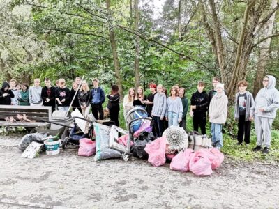 Uczniowie I LO wzięli udział w akcji Sprzątania Świata
