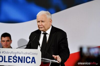 Prezes PiS Jarosław Kaczyński w Oleśnicy. Przeciwnicy czekali przed zamkiem „będziesz siedział” [ZDJĘCIA, WIDEO]