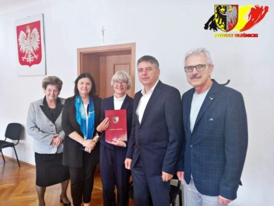 Nagroda i podziękowania dla emerytowanej dyrektorki II LO w Oleśnicy