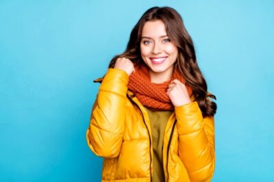 Wybieramy ciepłą i wygodną kurtkę zimową damską. Na co zwrócić uwagę przy zakupie okrycia wierzchniego na mroźne dni?