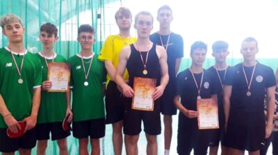 Mistrzowie tenisa stołowego z II LO w Oleśnicy