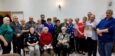 Policjanci rozmawiają z seniorami o ich bezpieczeństwie