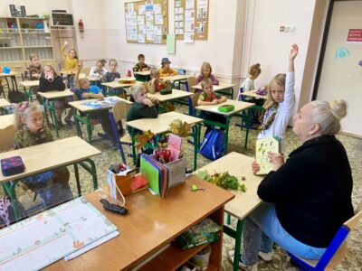 Seniorki czytały bajki pierwszakom z jedynki