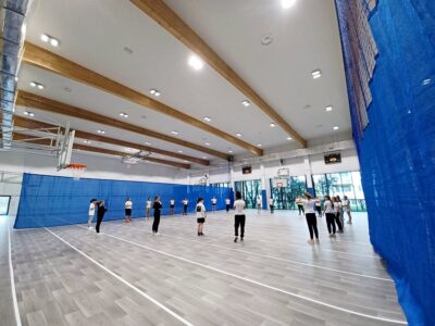 Uczniowie czwórki już ćwiczą w nowej hali sportowej