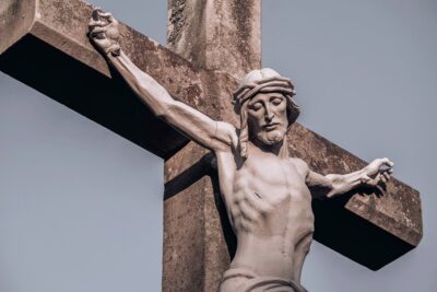 Ksiądz zgłosił kradzież kilkudziesięciu cmentarnych krzyży
