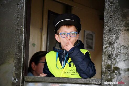 pociąg-retro-olesnica313274252_1303406950400216_2133812173745387625_n-001