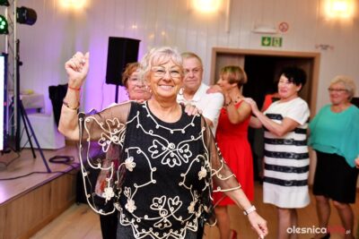 Emeryci z Oleśnickiego Uniwersytetu III Wieku na zabawie integracyjnej [ZDJĘCIA]