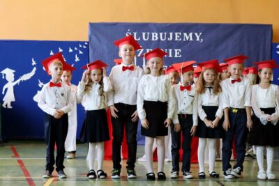 Pierwszaki z Dobroszyc pasowane na uczniów [ZDJĘCIA]