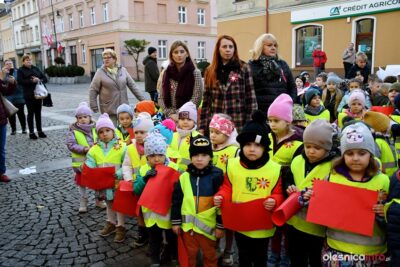 Przedszkolaki śpiewały hymn na Rynku w Oleśnicy