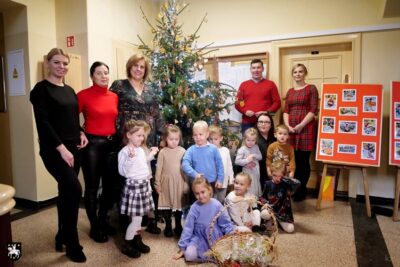 Ubierali choinkę piernikami od Bironów