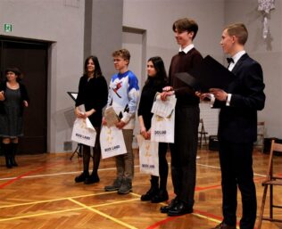 jarmark-I-LO-Oleśnica320819403_1427355901460785_3628943703104073977_n