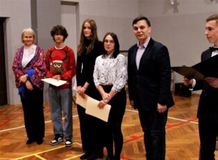 jarmark-I-LO-Oleśnica321245844_1626515857782354_2500871714477345285_n