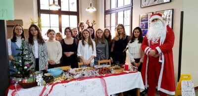 Jarmark Bożonarodzeniowy w oleśnickim liceum [ZDJĘCIA]