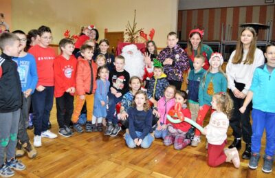 Radni i sołtys z Dobrzenia zaprosili dzieci na mikołajki