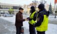 Policjanci wręczali pieszym odblaski