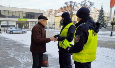 Policjanci wręczali pieszym odblaski