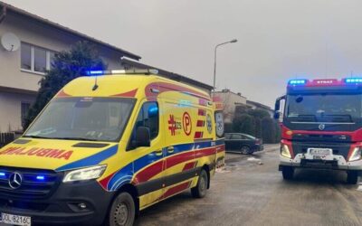 Strażacy pomogli starszej kobiecie przed przyjazdem karetki