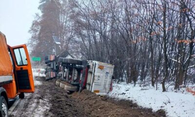 Będą utrudnienia na czas wyciągania ciężarówki z rowu