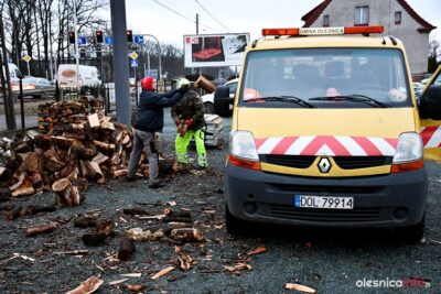Gmina przekazuje mieszkańcom drewno z wycinki drogowej