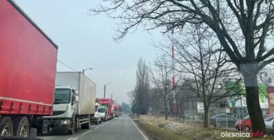 Oleśnica stoi w gigantycznym korku