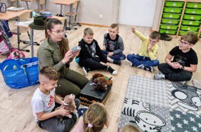 Pierwszoklasiści wzięli udział w zajęciach edukacyjnych z leśnikami