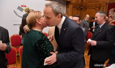 Spotkanie opłatkowe Prawa i Sprawiedliwości w Oleśnicy. „Bądźmy dumni z naszego prezesa” – apelował ks. Tadeusz Faryś
