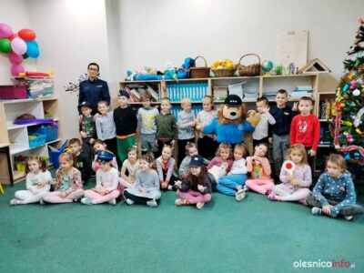 Policjantka z wizytą u przedszkolaków