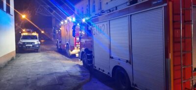 Pożar mieszkania. Interwencja wielu jednostek straży pożarnej