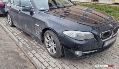 Kto uszkodził zaparkowane bmw. Właściciel poszukuje sprawcy