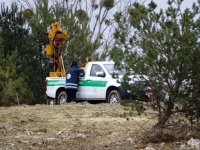 Odwierty na terenie nielegalnego wysypiska odpadów pod Dobroszycami