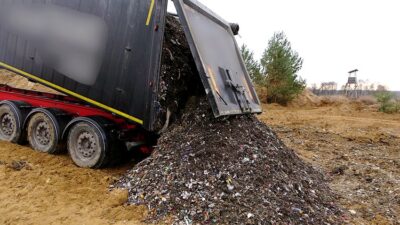 Dziesiątki ton nielegalnych odpadów w nieczynnej żwirowni pod Dobroszycami