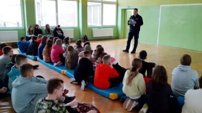Policjanci spotykają się z uczniami w ramach akcji „Bezpieczne Ferie”