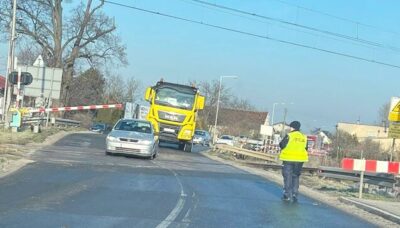 Uszkodzone rogatki na przejeździe kolejowym. Ruchem kieruje policja