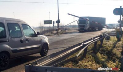 37-latek wjechał na przejazd kolejowy mimo czerwonego światła i opuszczających się rogatek