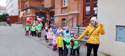 Przedszkolaki z Zielonych Ogrodów na walentynkowym spacerze