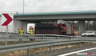 Utrudnienia na trasie S8. Przewróciła się ciężarówka