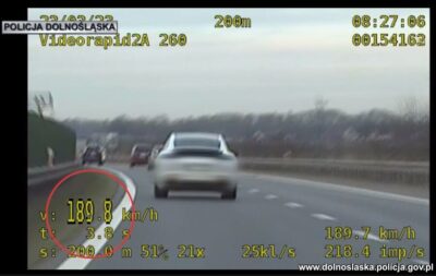 Jechał 189 km/h drogą S8. Dostał 2 tys. zł mandatu i 14 punktów karnych [WIDEO]