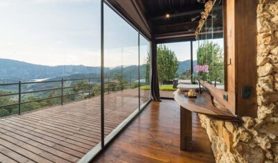 Osłony balkonowe z PCV i technorattanowe – ochrona przed wiatrem i słońcem