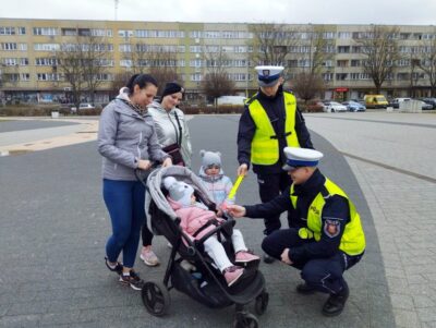 Odblaskowe upominki dla kobiet od oleśnickich policjantów