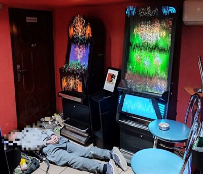 Policja zlikwidowała salon z nielegalnymi automatami i zatrzymała poszukiwanego listem gończym