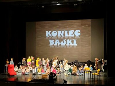 „Witajcie w naszej bajce”. Spektakl trzecioklasistów