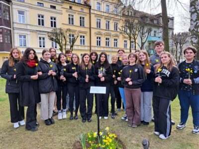 Uczniowie stworzyli skwer żonkilowy, by uczcić 80. rocznicę powstania w getcie warszawskim