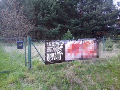 Mieszkańcy oburzeni banerem ze szczątkami płodu, który zawisł przy placu zabaw